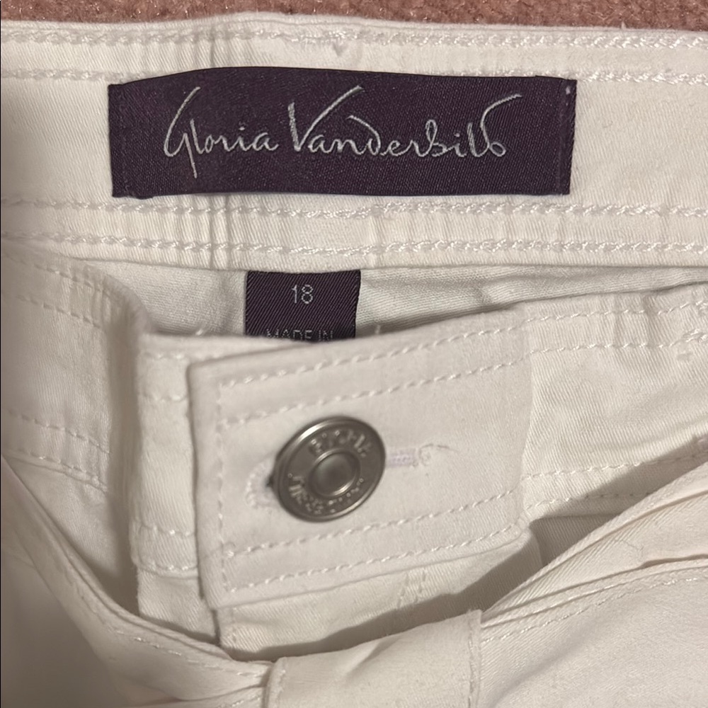 Gloria Vanderbilt White Bermuda Shorts with Relaxed Fit - Picture 2 of 4
